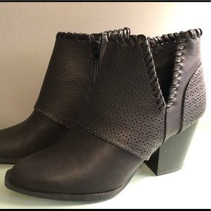 Qupid Booties with zipper